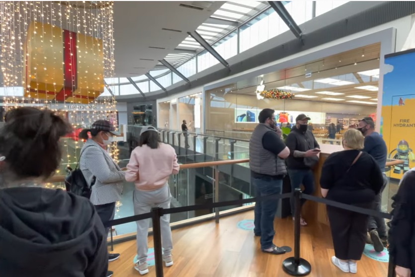 Fanii Apple, la cozi pentru noile iPhone-uri. Cât costă iPhone 12 în România, de la cel mai ieftin la cel mai scump