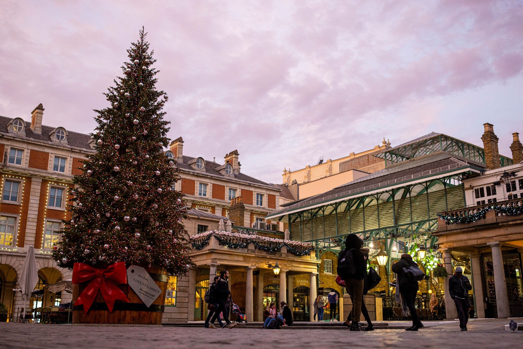 Cel mult trei familii din Regatul Unit se pot întâlni de Crăciun. Restricțiile de călătorie vor fi ridicate în acea perioadă