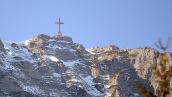 Crucea Eroilor de pe Caraiman a fost resfințită. Ce record deține monumentul