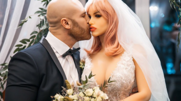 Un culturist kazah s-a căsătorit cu o păpușă sexuală: „Soție fericită, viață fericită”