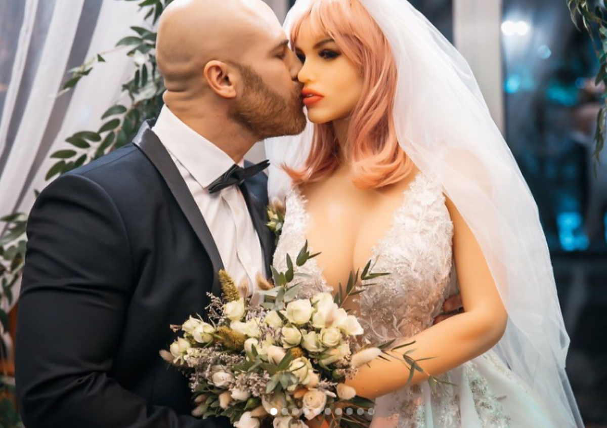 Un culturist kazah s-a căsătorit cu o păpușă sexuală: „Soție fericită, viață fericită”