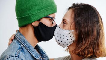 Pandemia, o piedică în calea iubirii. Oamenii ezită să iasă la întâlniri de teamă să nu se infecteze