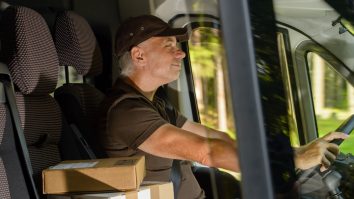 Curierii au de două ori mai mult de lucru în perioada Black Friday: „Azi am 140 de pachete”