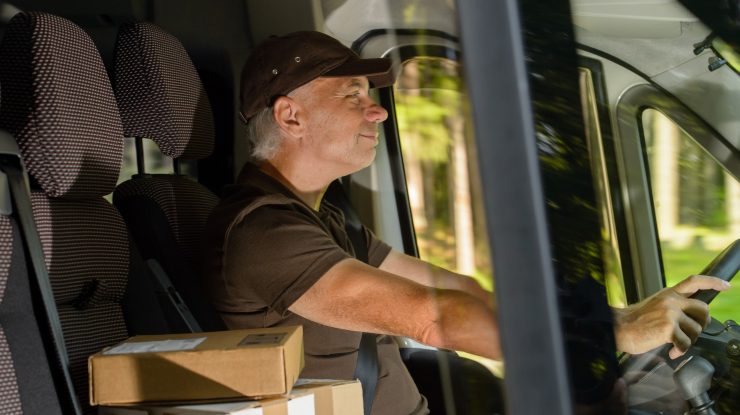 Curierii au de două ori mai mult de lucru în perioada Black Friday: „Azi am 140 de pachete”