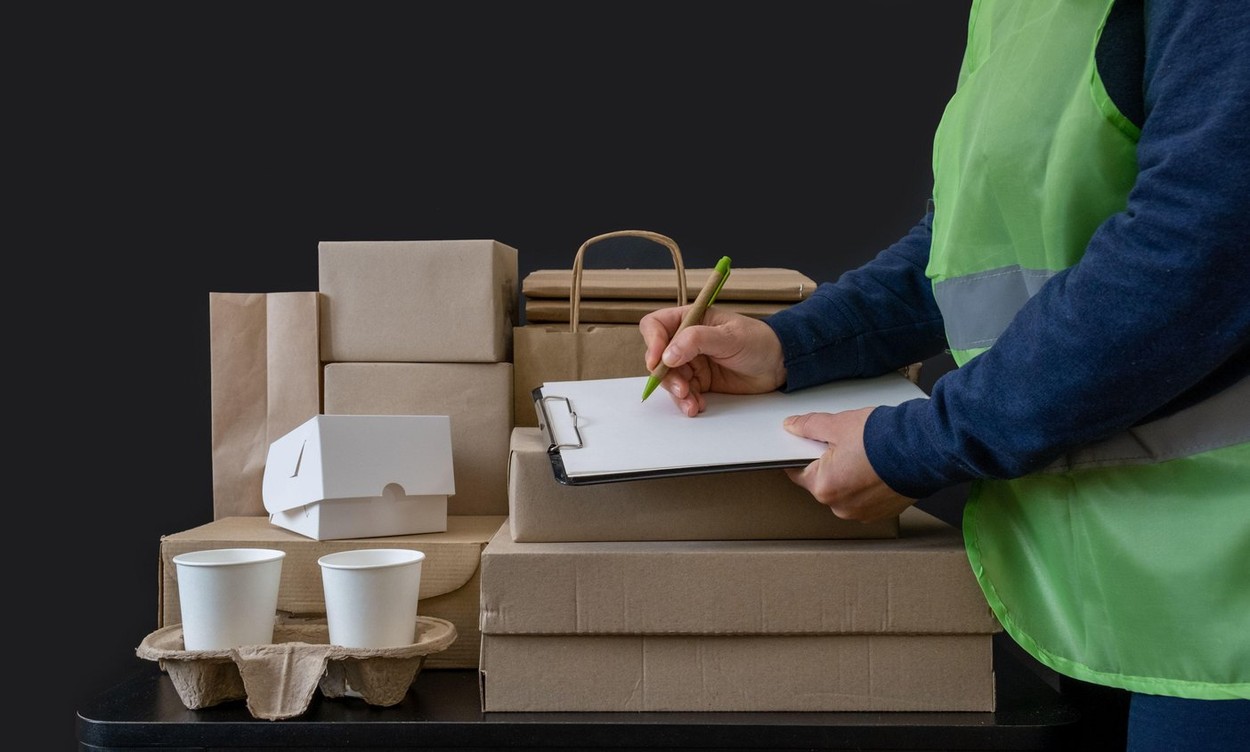 Restricțiile nu opresc livrările. Pe ploaie, zăpadă sau carantină, curierul îți aduce ce ai comandat