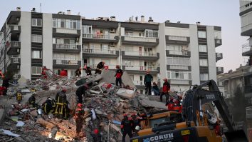 Turcia continuă să își salveze oamenii. 103 persoane, scoase până acum de sub dărâmături. Numărul morților a crescut