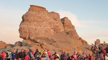 VIDEO. Sute de dacopați și tracomani s-au adunat la Sfinx pentru „a se încărca energetic”