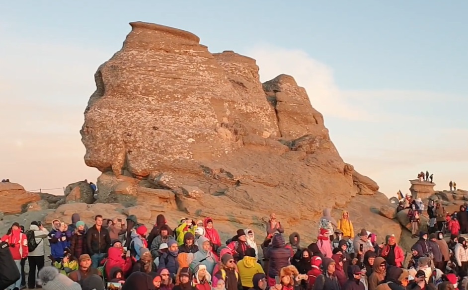 VIDEO. Sute de dacopați și tracomani s-au adunat la Sfinx pentru „a se încărca energetic”