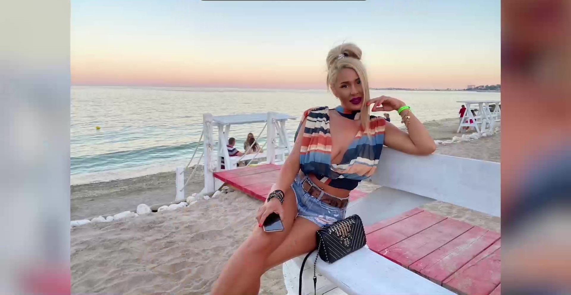 O dansatoare în clipuri cu manele a ajuns inspector DSP. Are diplomă de licență, dar pe alt domeniu