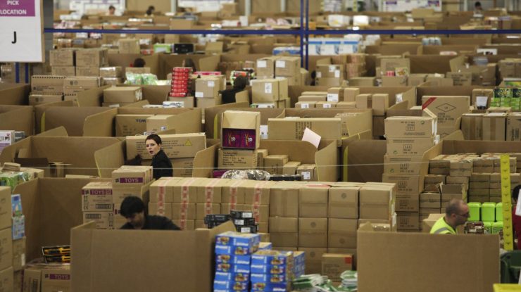 Muncitorii din retail se așteaptă la o „apocalipsă” de Crăciun. „Viața mea e doar un mijloc pentru ca Bezos să câștige miliarde”