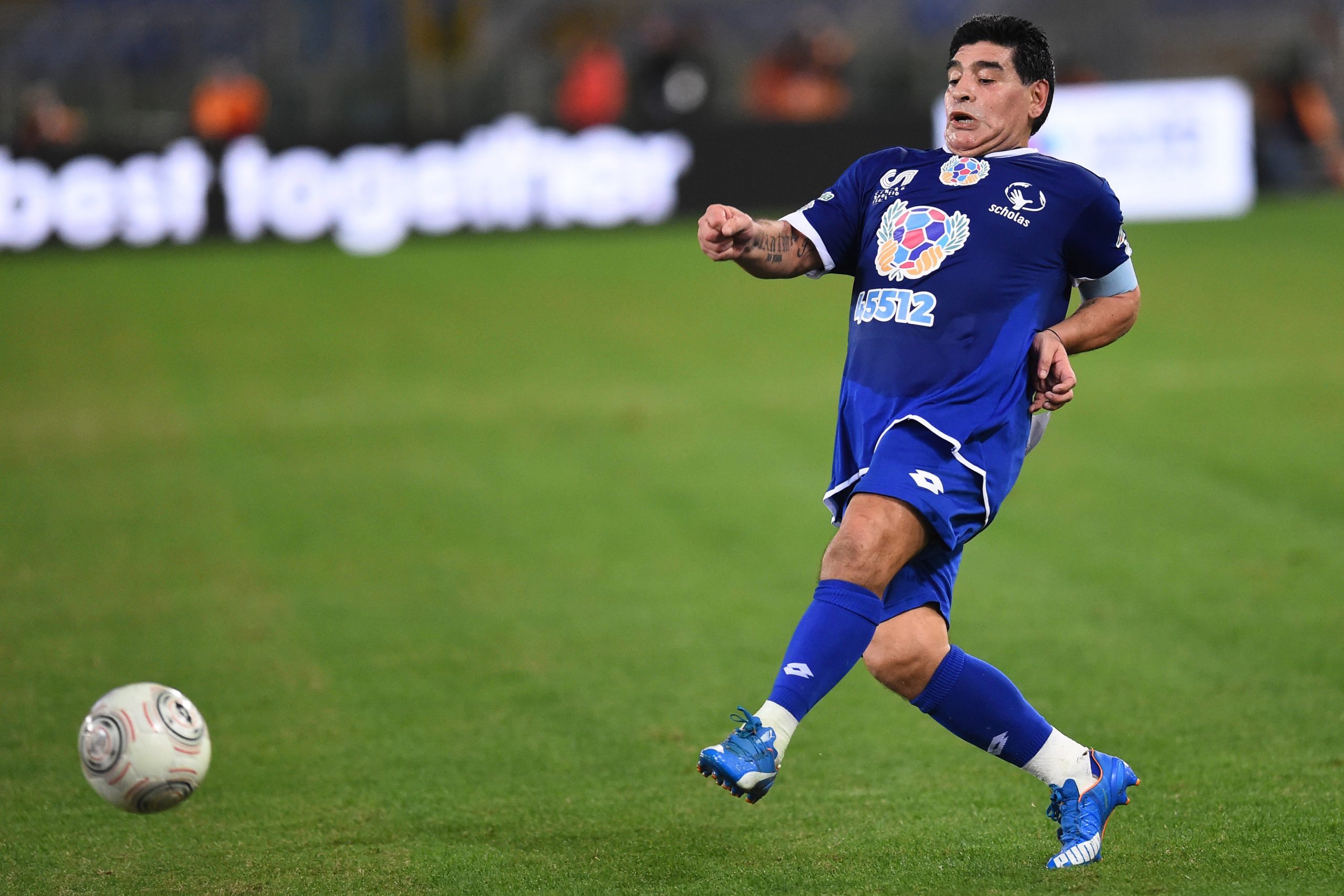 Diego Maradona a fost operat pe creier. Medicii spun că intervenția a fost o reușită