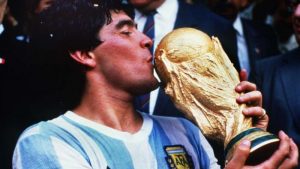 Lumea întreagă plânge moartea lui Maradona. L'Equipe: A murit un zeu. Pele: Vom juca fotbal în cer