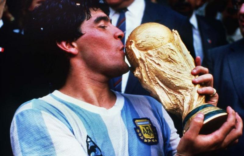 Lumea întreagă plânge moartea lui Maradona. L'Equipe: A murit un zeu. Pele: Vom juca fotbal în cer