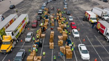 54 de milioane de americani riscă insecuritate alimentară. Cozile uriașe de mii de mașini pentru alimente în Texas