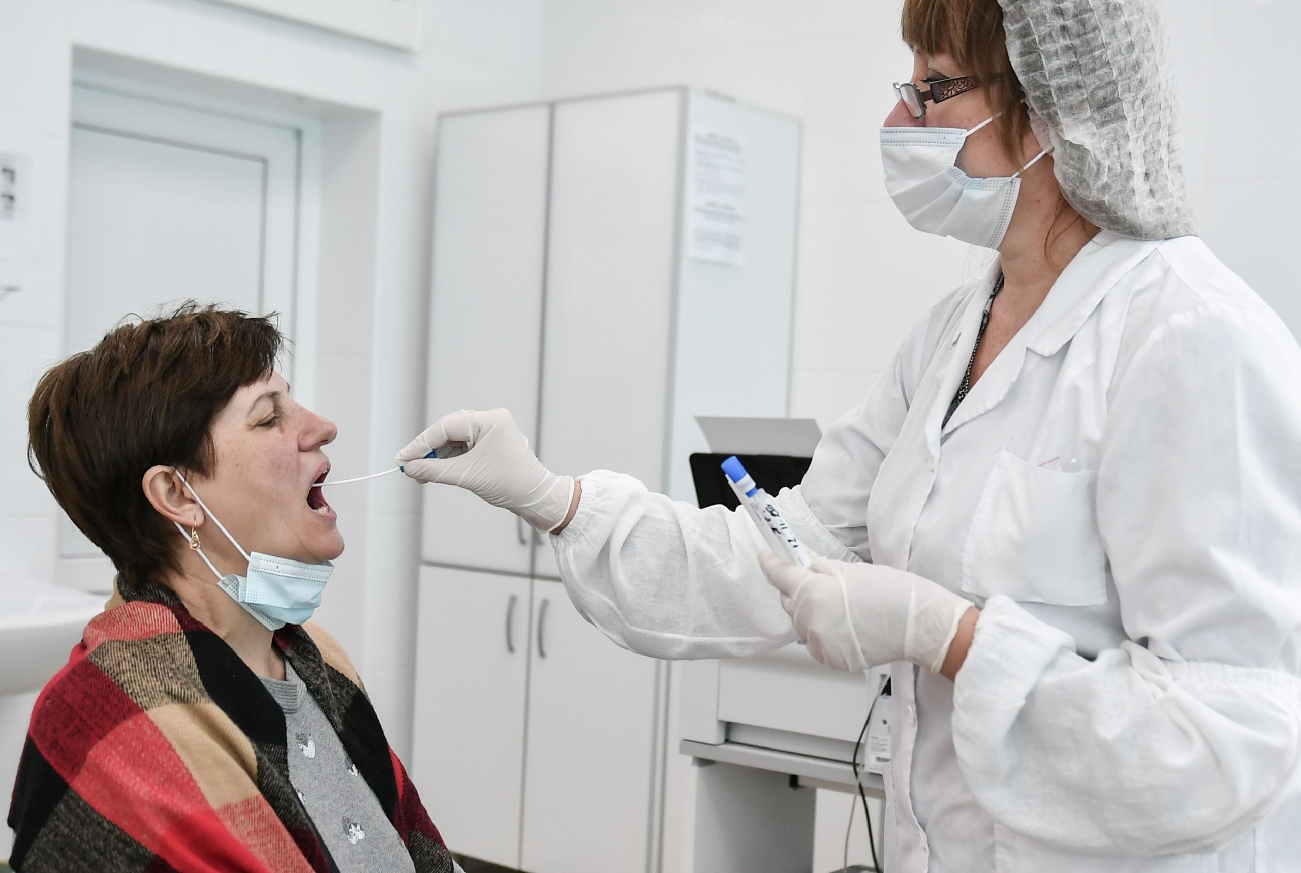 România intră în lockdown: cine salvează orașul lui Iohannis? Sibiu așteaptă răspunsul de la INSP