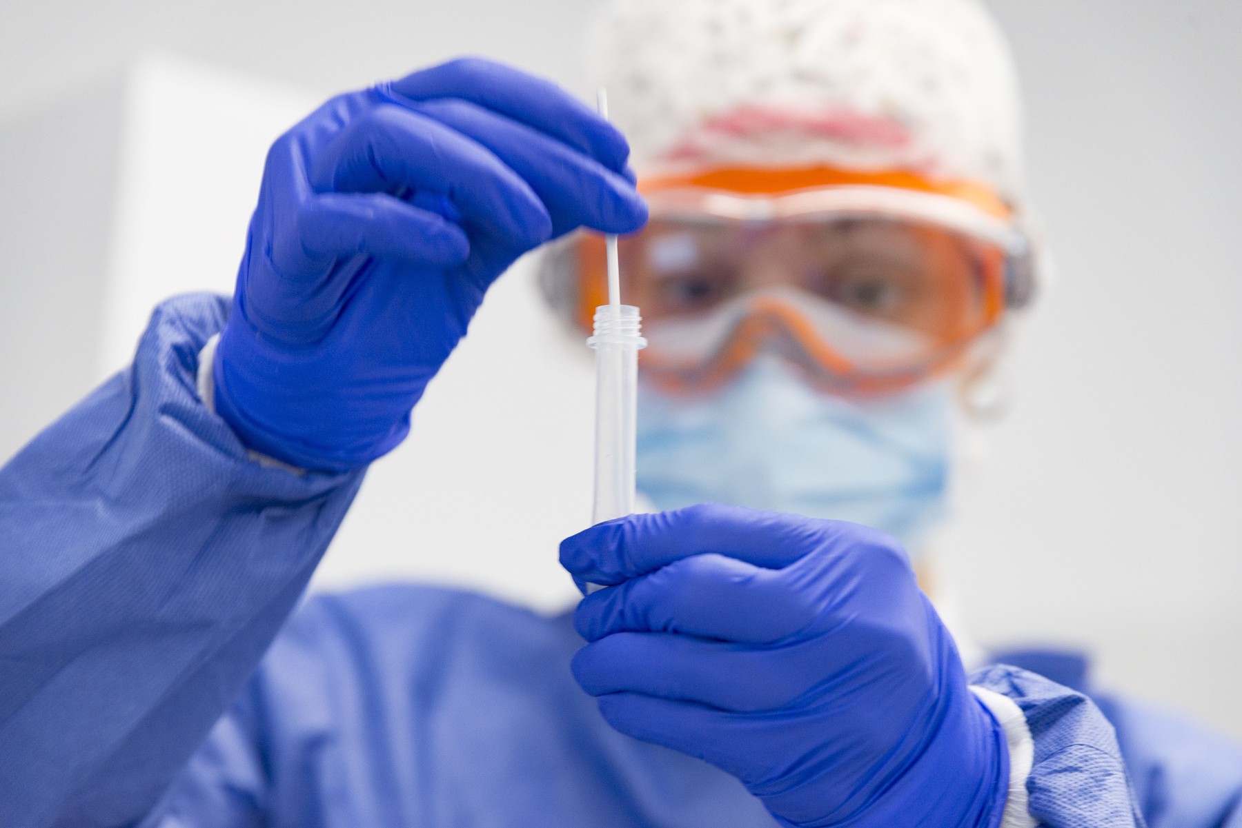 BILANȚUL ZILEI. 7.365 de cazuri noi și 161 de decese în 24 de ore. Câte persoane sunt internate la ATI