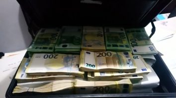 Peste 1 milion de euro, ascunși de angajații Permise și RAR Suceava, găsiți în găleți, pereți și ligheane. Suma uriașă cerută pentru eliberarea unui permis