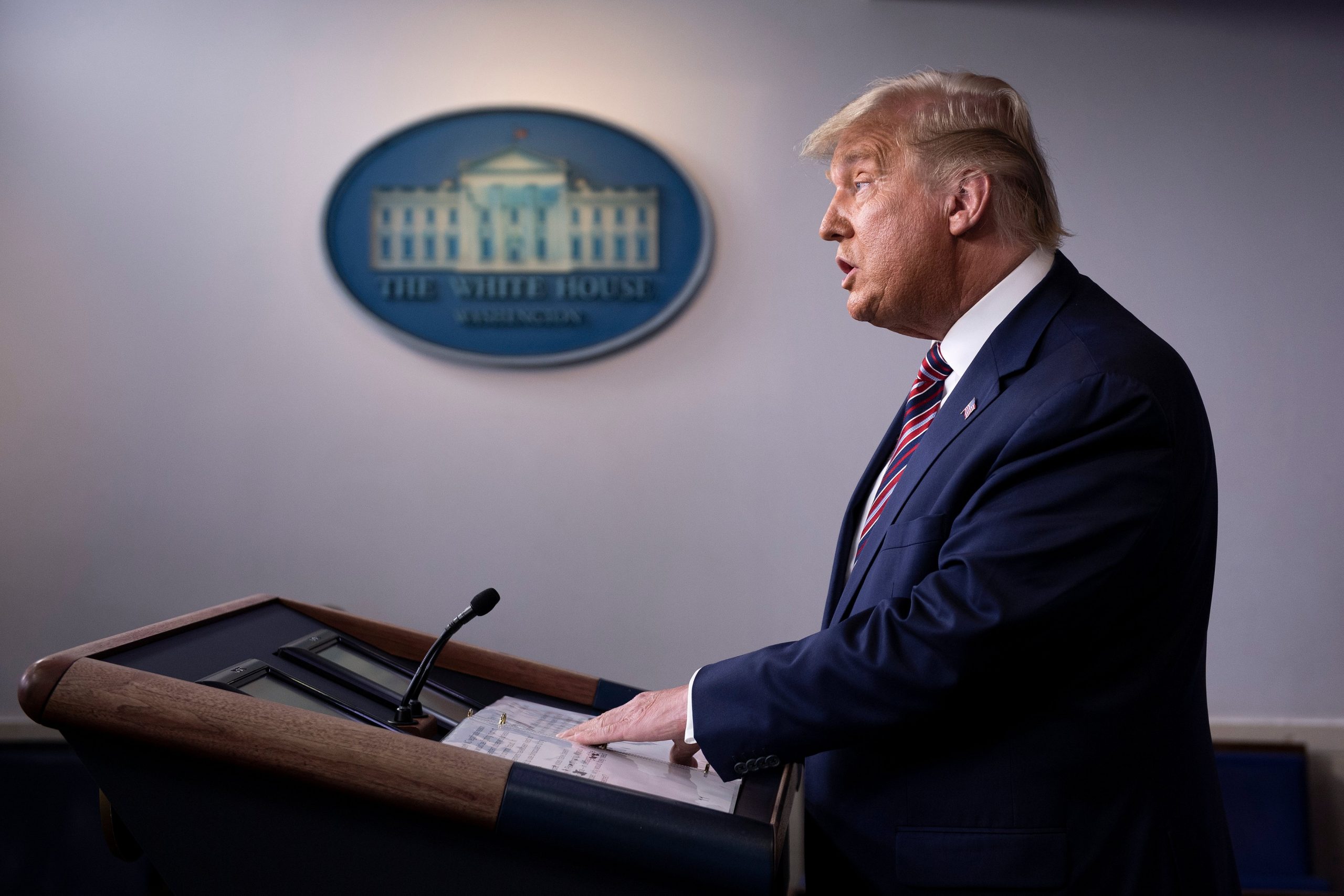 Donald Trump, comparat la CNN cu ”o broască țestoasă obeză, dând din membre pe spate, sub un soare arzător”. VIDEO