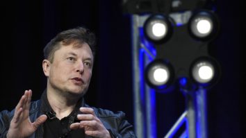 Elon Musk a donat o parte din avere unei organizații caritabile