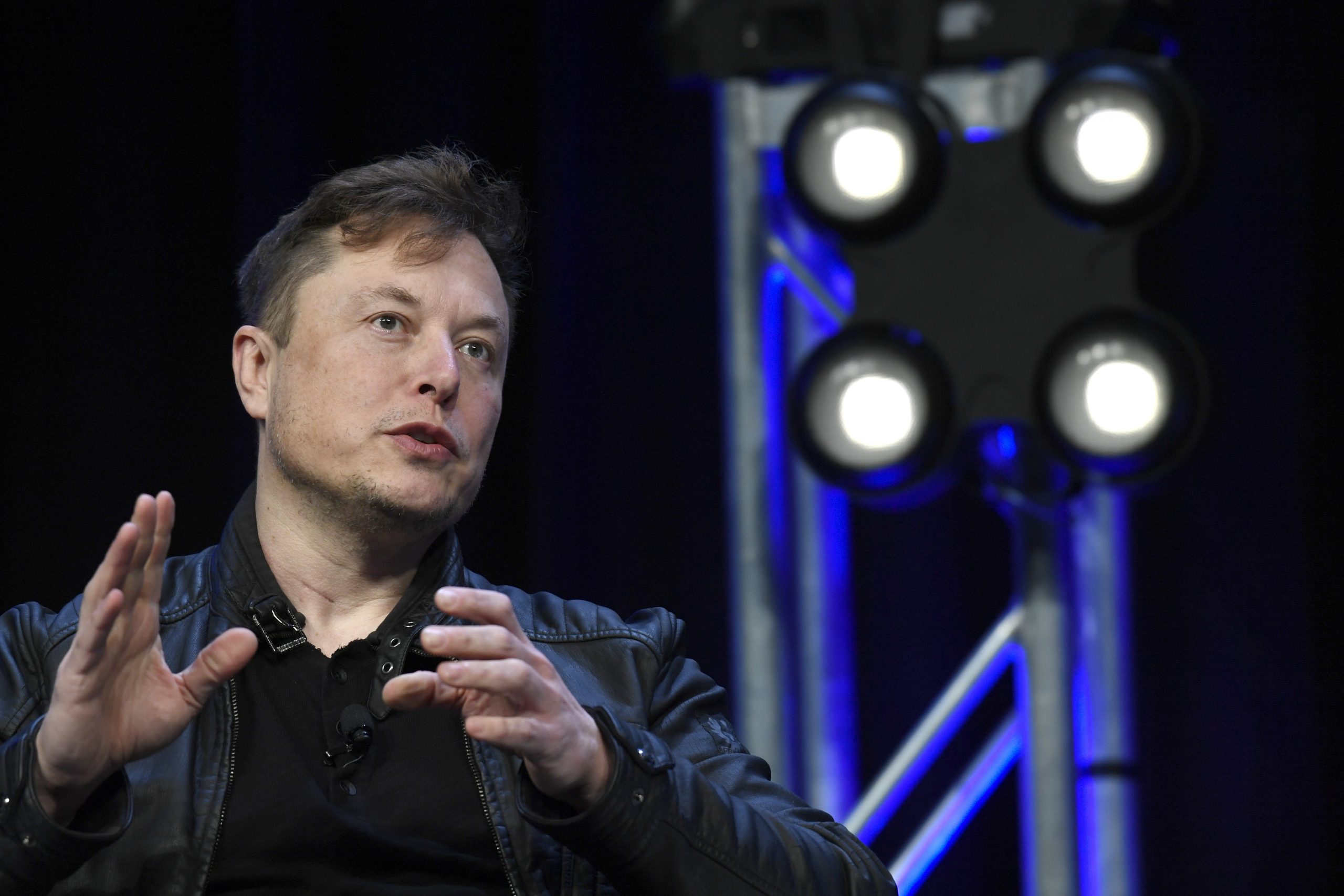 Elon Musk spune că a încercat să vândă compania Tesla către Apple, dar Tim Cook nu a fost interesat
