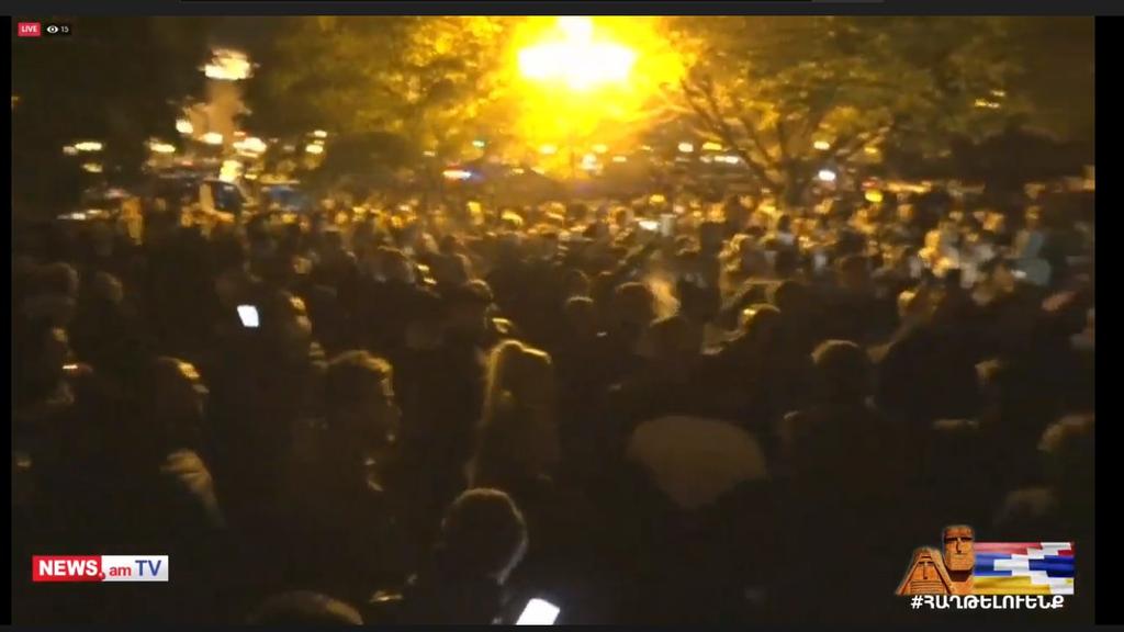 Protest violent la Erevan după acordul „dureros” pentru  încheierea războiului din Nagorno-Karabakh. Președintele Parlamentului, bătut de manifestanți. VIDEO