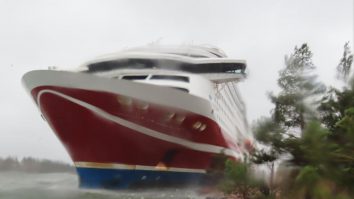 Un feribot cu 400 de pasageri la bord a eşuat în Finlanda