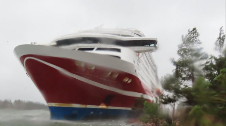 Un feribot cu 400 de pasageri la bord a eşuat în Finlanda