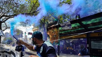 La spital, ca la stadion. Fanii lui Maradona au cântat și l-au pupat pe medicul care l-a operat: „Sper că își simte mâna dreaptă”