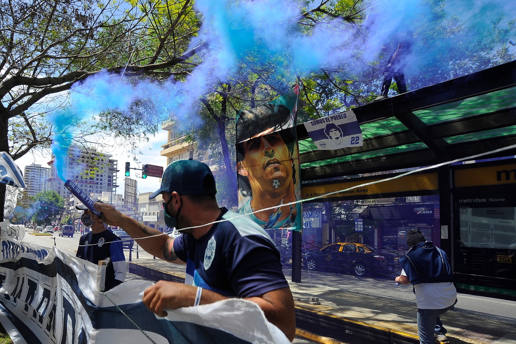 La spital, ca la stadion. Fanii lui Maradona au cântat și l-au pupat pe medicul care l-a operat: „Sper că își simte mâna dreaptă”