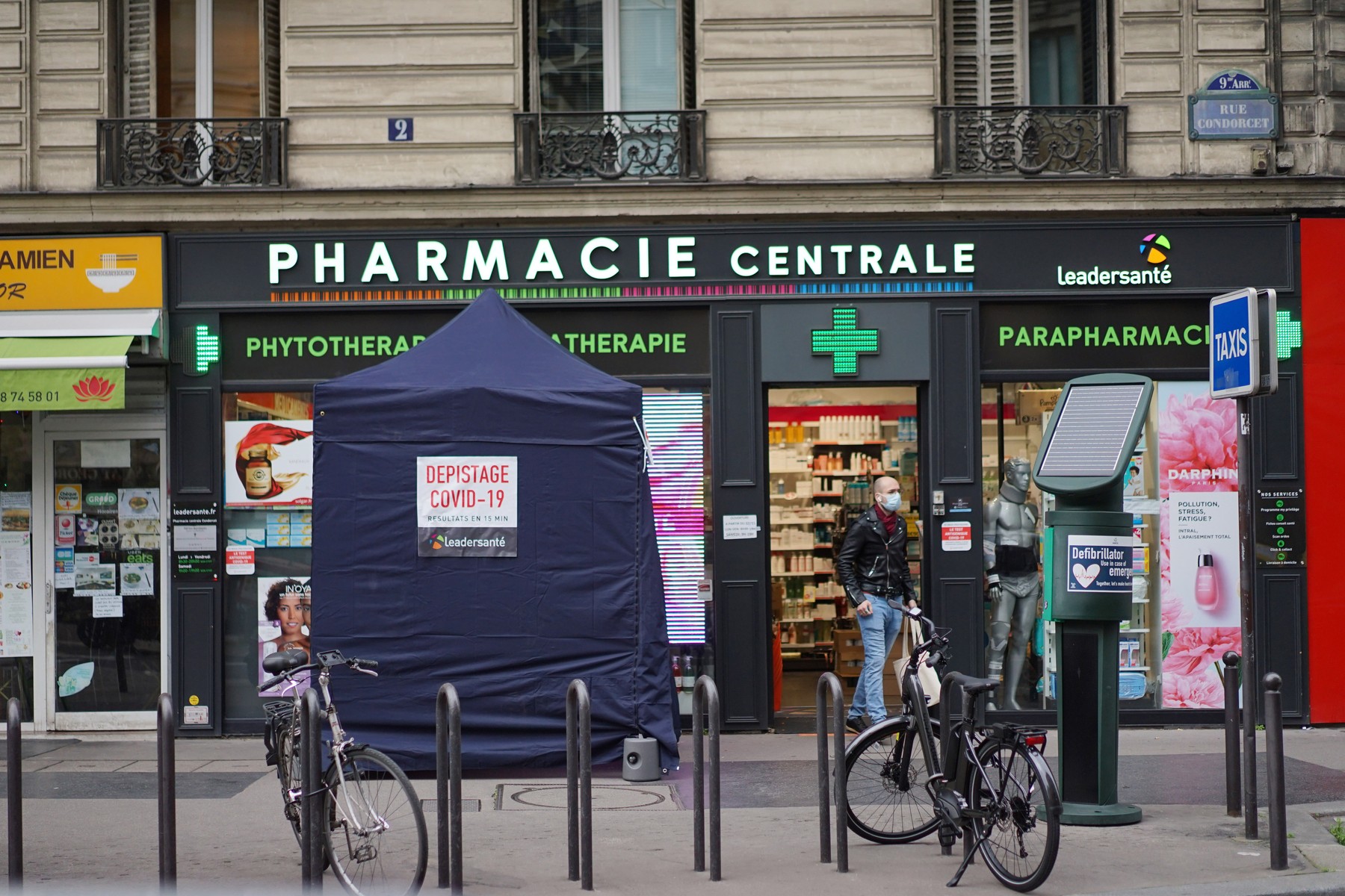 Franța schimbă strategia de testare: francezii pot face teste antigen în farmacii, pe baza asigurării de sănătate