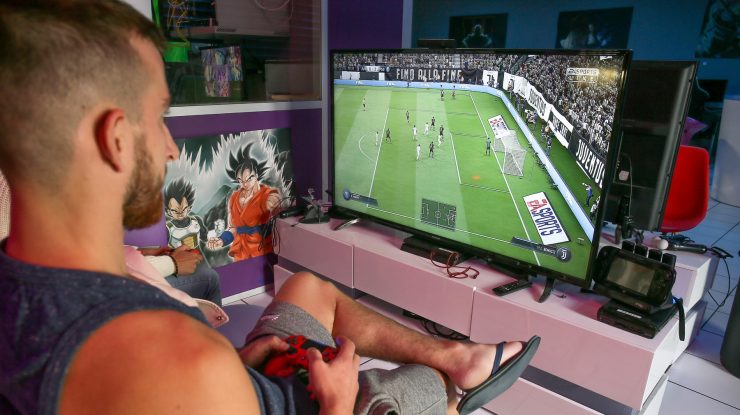 FIFA 2021, cel mai vândut joc în pandemie. Iubita unui gamer: „M-a terorizat. Într-o zi o să se trezească cu PlayStation-ul pe geam”