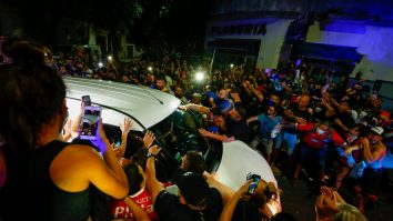 Mii de fani l-au condus pe Maradona pe ultimul drum. Argentina intră în doliu național pentru 3 zile