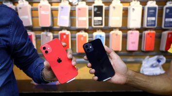 Apple se apropie de România. Noile baterii pentru iPhone vor fi făcute la Braşov