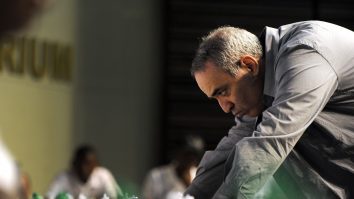 Garry Kasparov, consultant la Netflix. Se fac 35 de ani de când a devenit cel mai tânăr campion mondial la șah