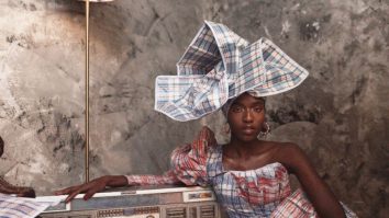 Cum a fost reinterpretată celebra geantă „Ghana must go“, simbolul migrației în Africa de Vest. Dovada că poți arăta bine și într-o pungă