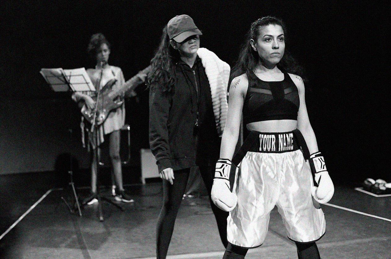 Ce mișto! Actorii romi combat stereotipurile la adresa lor prin teatru