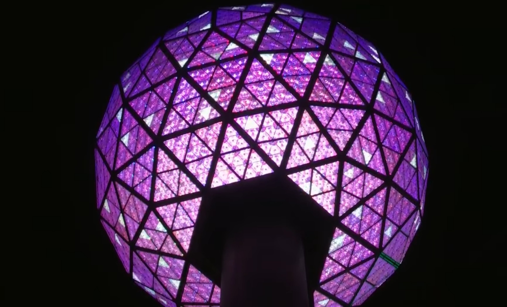 New York-ul, pregătiri pentru Noul An. Tradiționalul glob de cristal va coborî în Times Square, în ciuda pandemiei. Publicul, restricționat