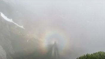 Imagini rare în Munţii Bucegi: umbra unui om a fost proiectată pe un nor şi pe ceaţă. Ce este efectul Gloria