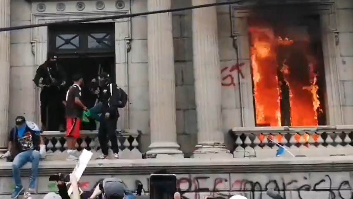 Sute de protestatari au incendiat o parte din clădirea Guvernului din Guatemala. Ce i-a scos în stradă
