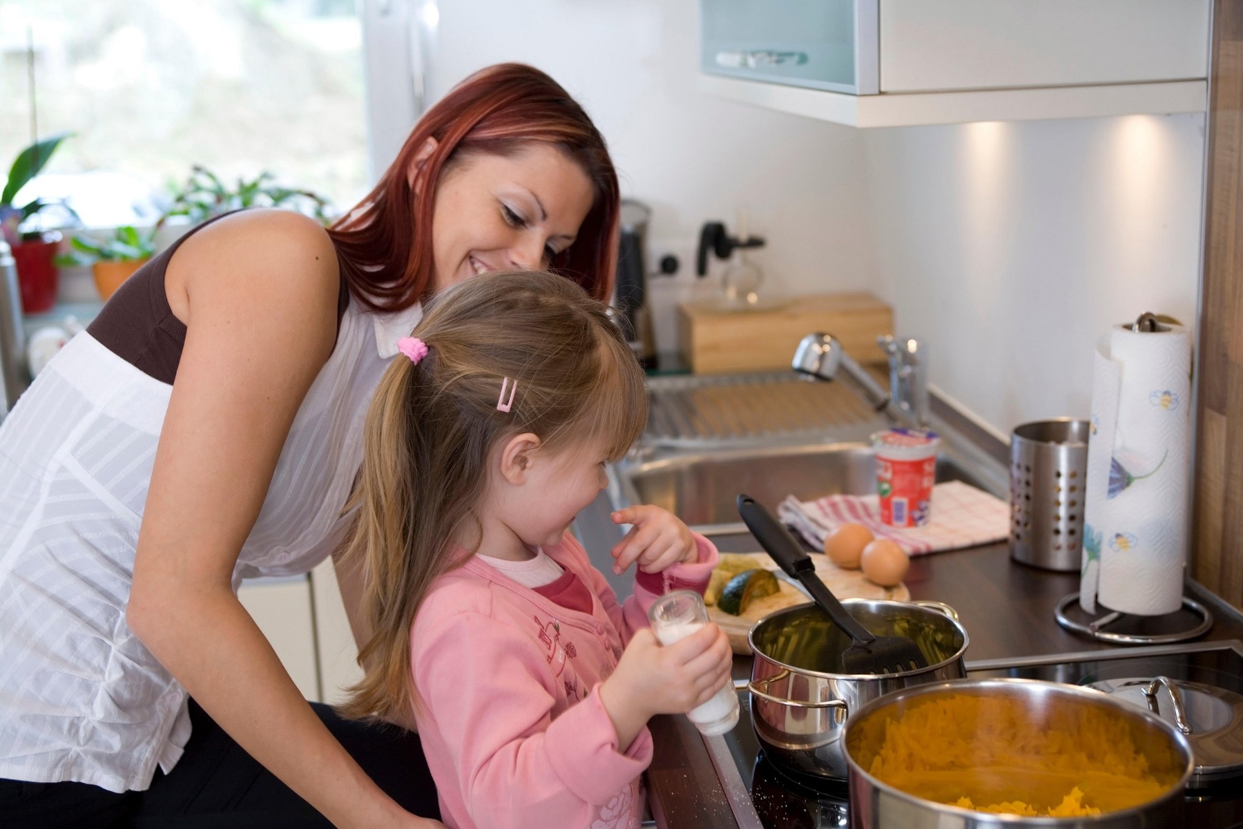 Egalitatea între sexe, afectată de pandemie. Femeile s-au întors la treburile casnice: „Tot ce am construit ar putea fi pierdut într-un an”