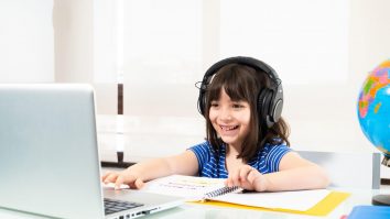 O profesoară și-a transformat casa în laborator și a creat un site dedicat copiilor: „Simţeam că nu reuşesc să comunic cu adevărat cu copiii”