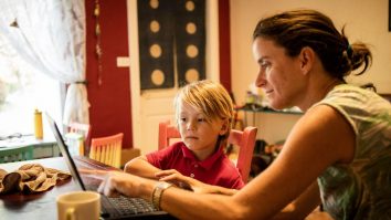 În România, părinții învață cot la cot cu copiii. În UK, elevii sunt înscrişi de mult în sistemul homeschooling