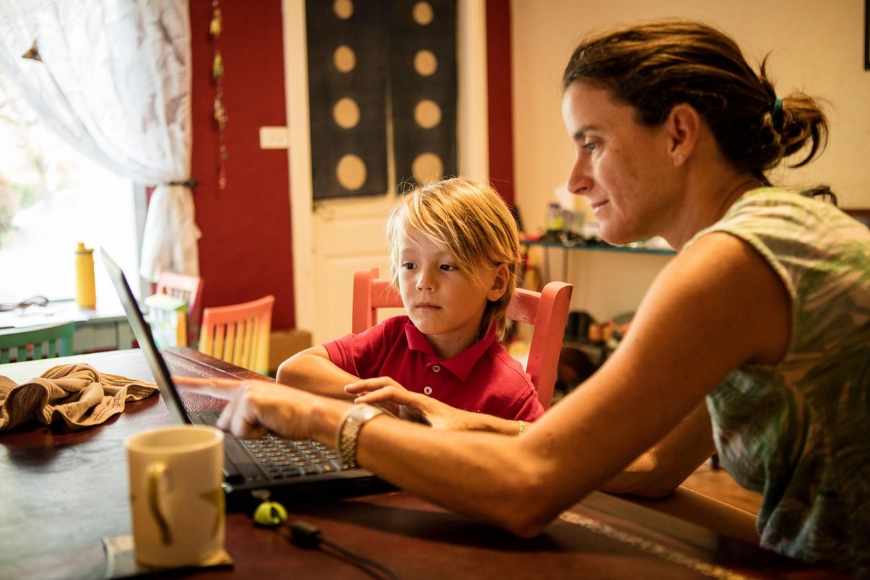 În România, părinții învață cot la cot cu copiii. În UK, elevii sunt înscrişi de mult în sistemul homeschooling