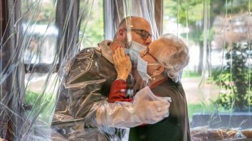 O asistentî medicală din Italia a creat „Camera pentru îmbrățișări”, destinată pacienților cu COVID-19