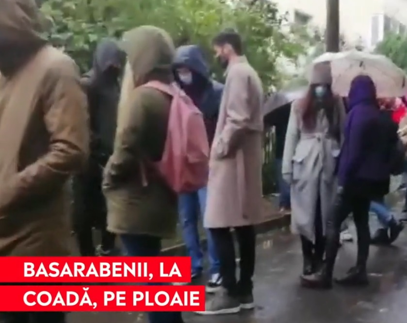 Sute de basarabeni au format „coada schimbării” în fața Consulatului Republicii Moldova de la Iași. Stau chiar și două ore pentru a vota