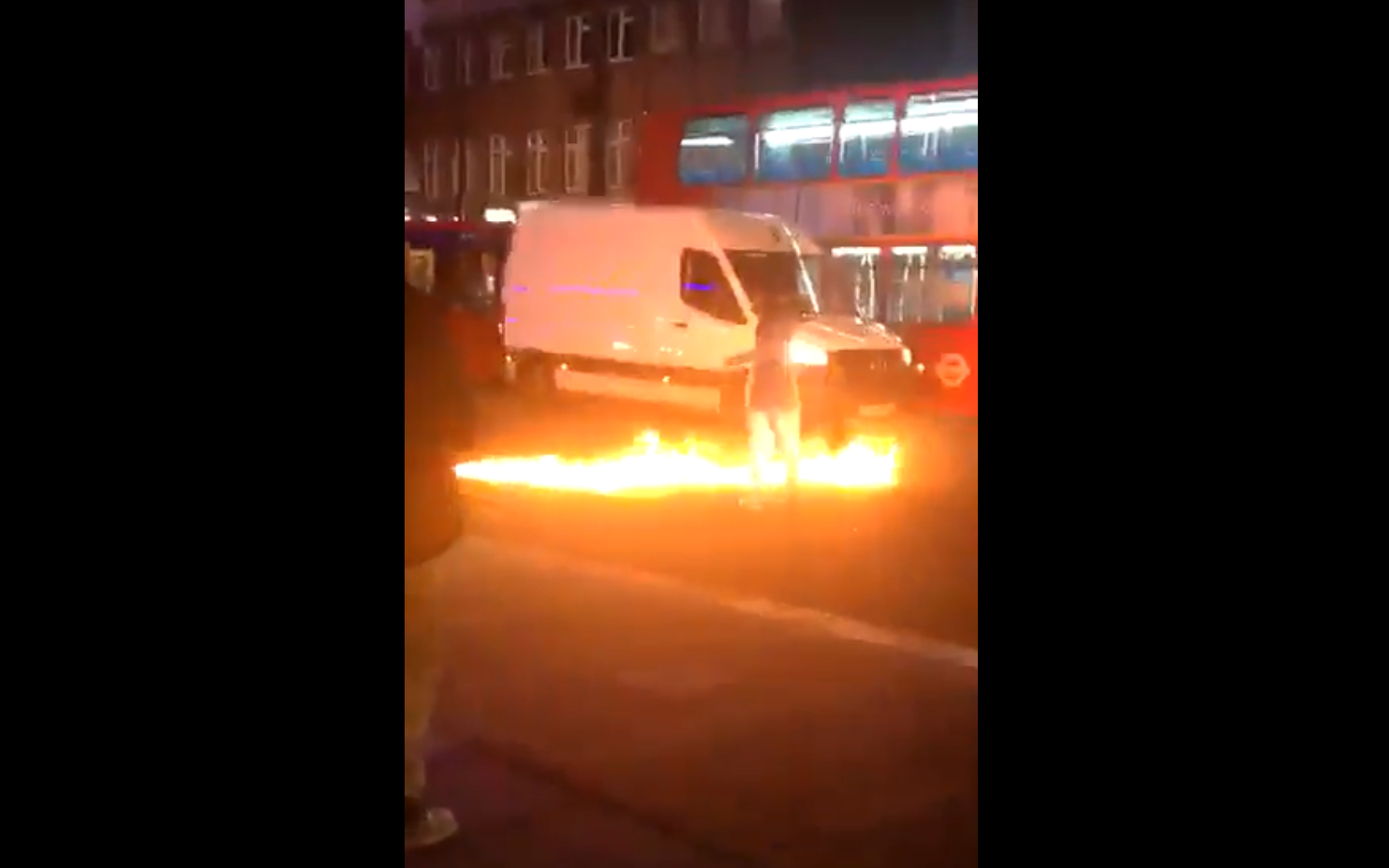 Un bărbat a intrat cu maşina într-o secţie de poliţie din Londra, apoi a incendiat o stradă VIDEO