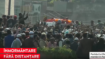 Înmormântare fără distanțare. Zeci de mii de oameni l-au condus pe ultimul drum pe liderul islamist Khadim Hussein Rizvi