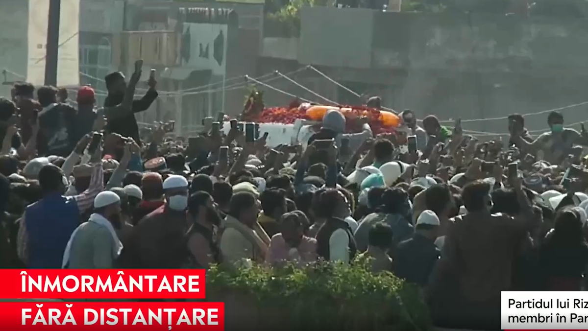Înmormântare fără distanțare. Zeci de mii de oameni l-au condus pe ultimul drum pe liderul islamist Khadim Hussein Rizvi