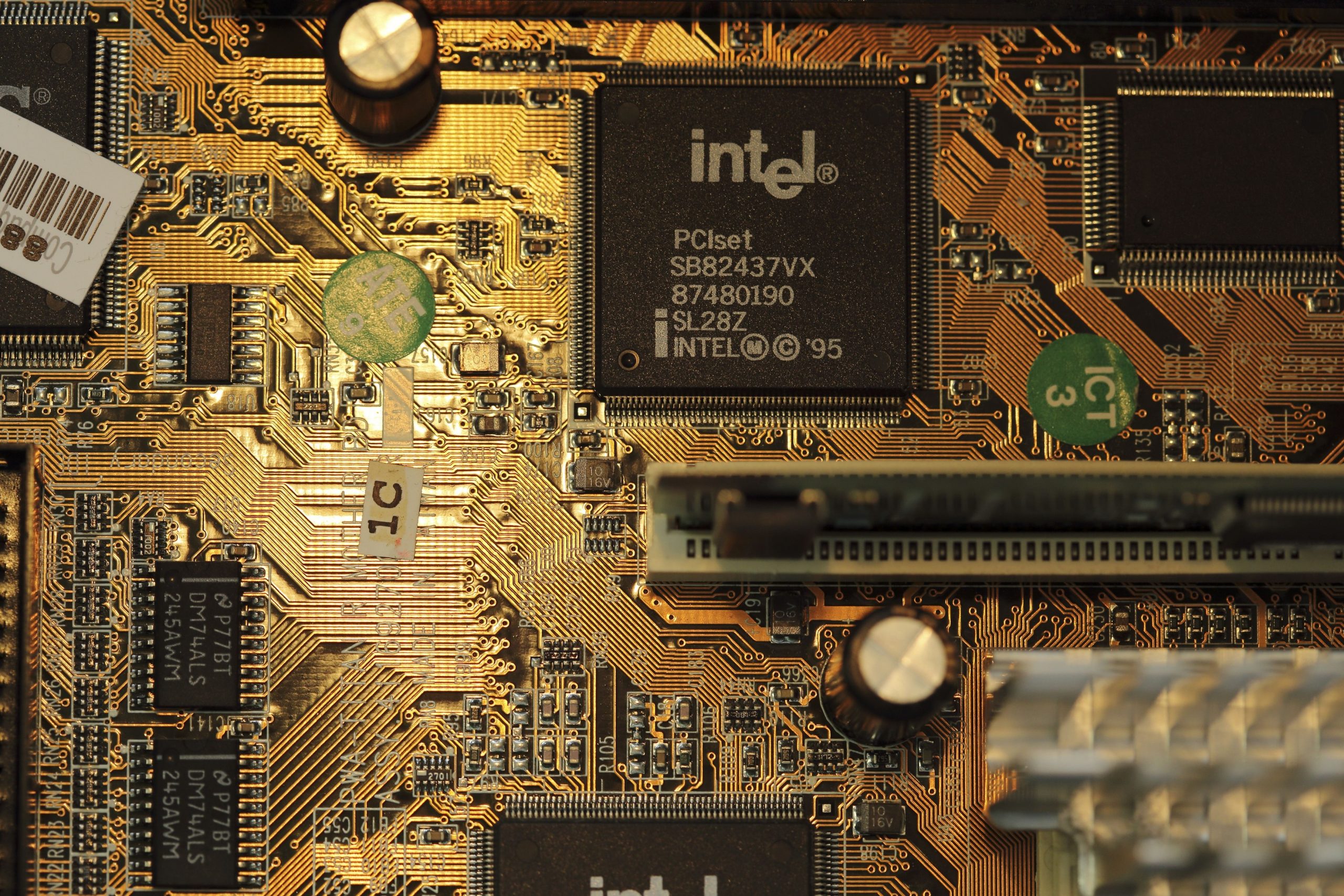 Primul cip de la Intel a apărut în urmă cu 49 de ani. Compania valorează acum sute de miliarde de dolari