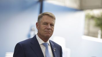Iohannis: Personalul sanitar va fi vaccinat la locul de muncă. Restul populației se va imuniza în centre mobile și drive-thru. Odată aprobate, vaccinurile sunt sigure și eficiente